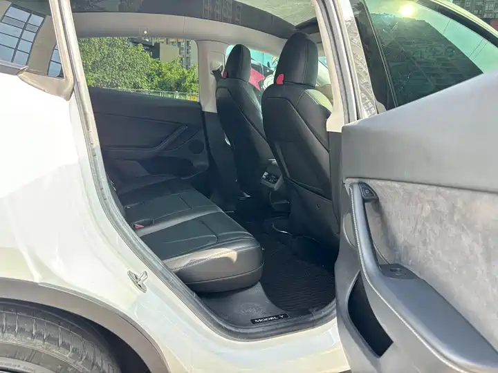 Tesla Model Y 2022 interior view 10 - used suv for export from China