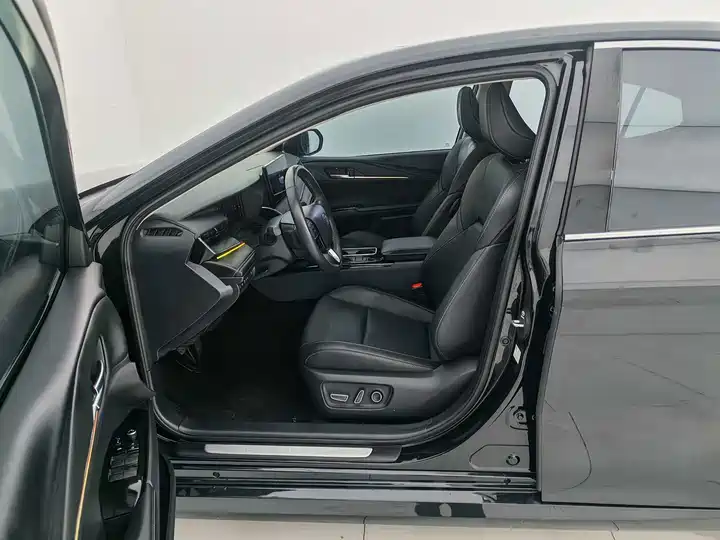 Toyota Camry 2024 interior view 11 - used sedan for export from China