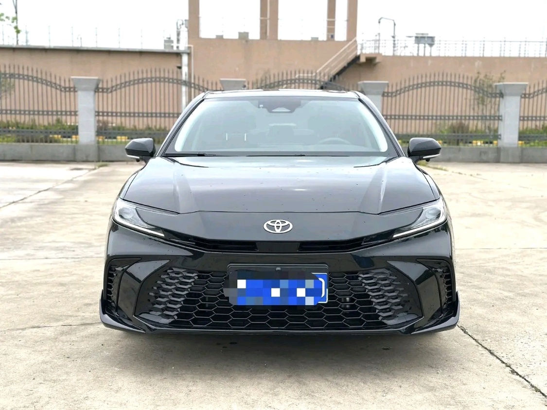 Toyota Camry exterior view 5 - used sedan for export from China
