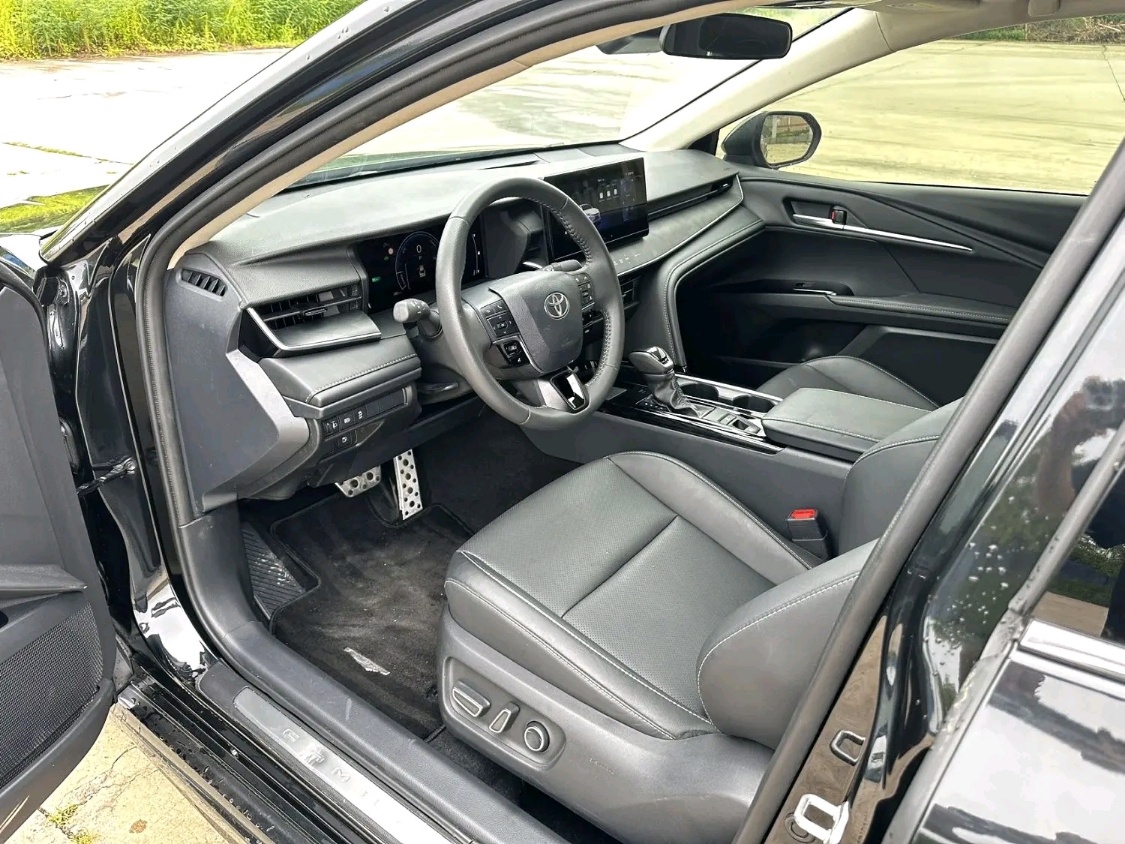 Toyota Camry interior view 8 - used sedan for export from China
