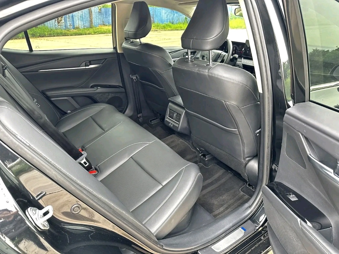 Toyota Camry interior view 9 - used sedan for export from China