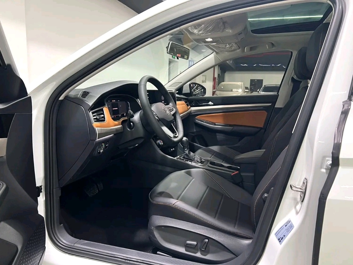 Volkswagen Bora interior view 10 - used sedan for export from China