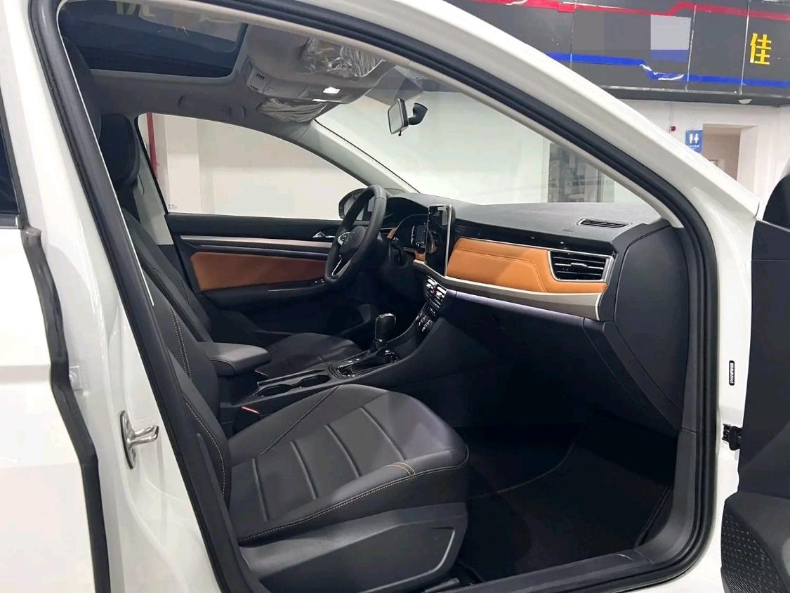Volkswagen Bora interior view 14 - used sedan for export from China