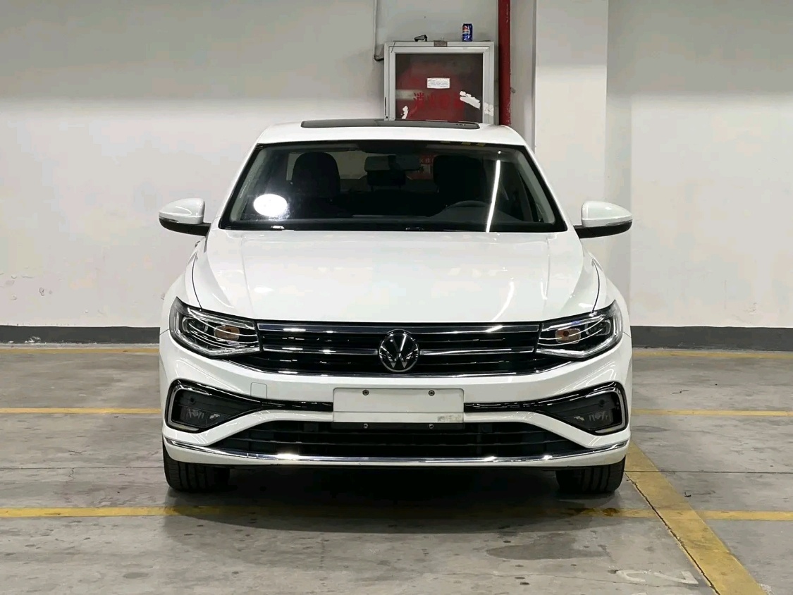 Volkswagen Bora exterior view 2 - used sedan for export from China
