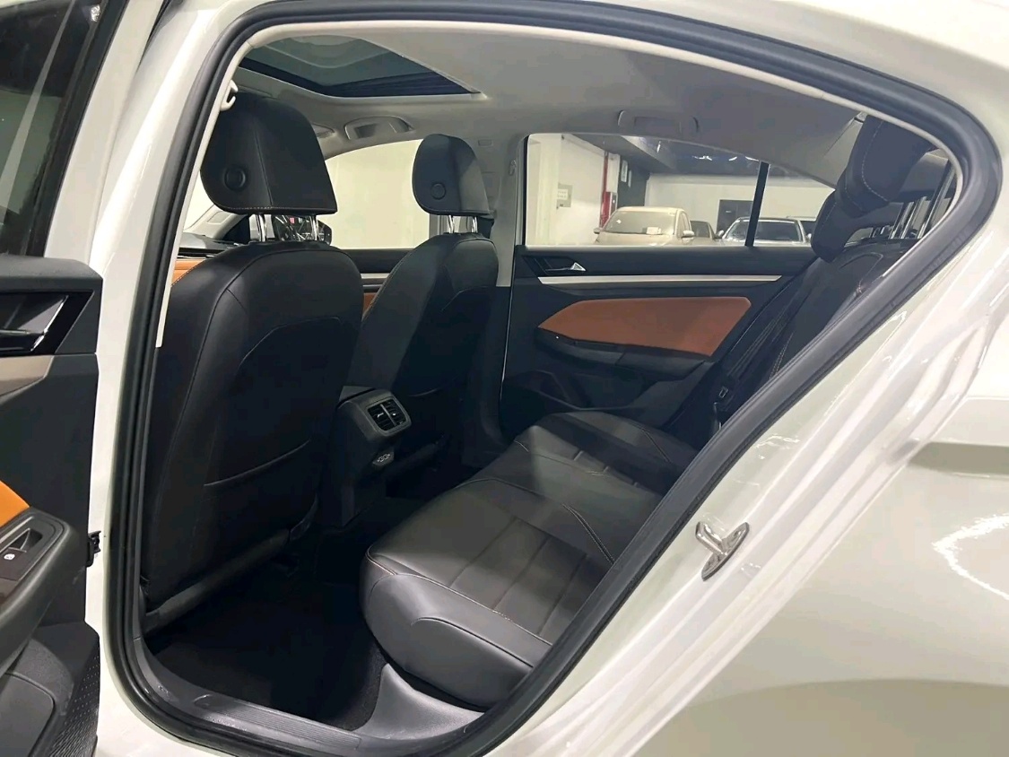 Volkswagen Bora interior view 6 - used sedan for export from China