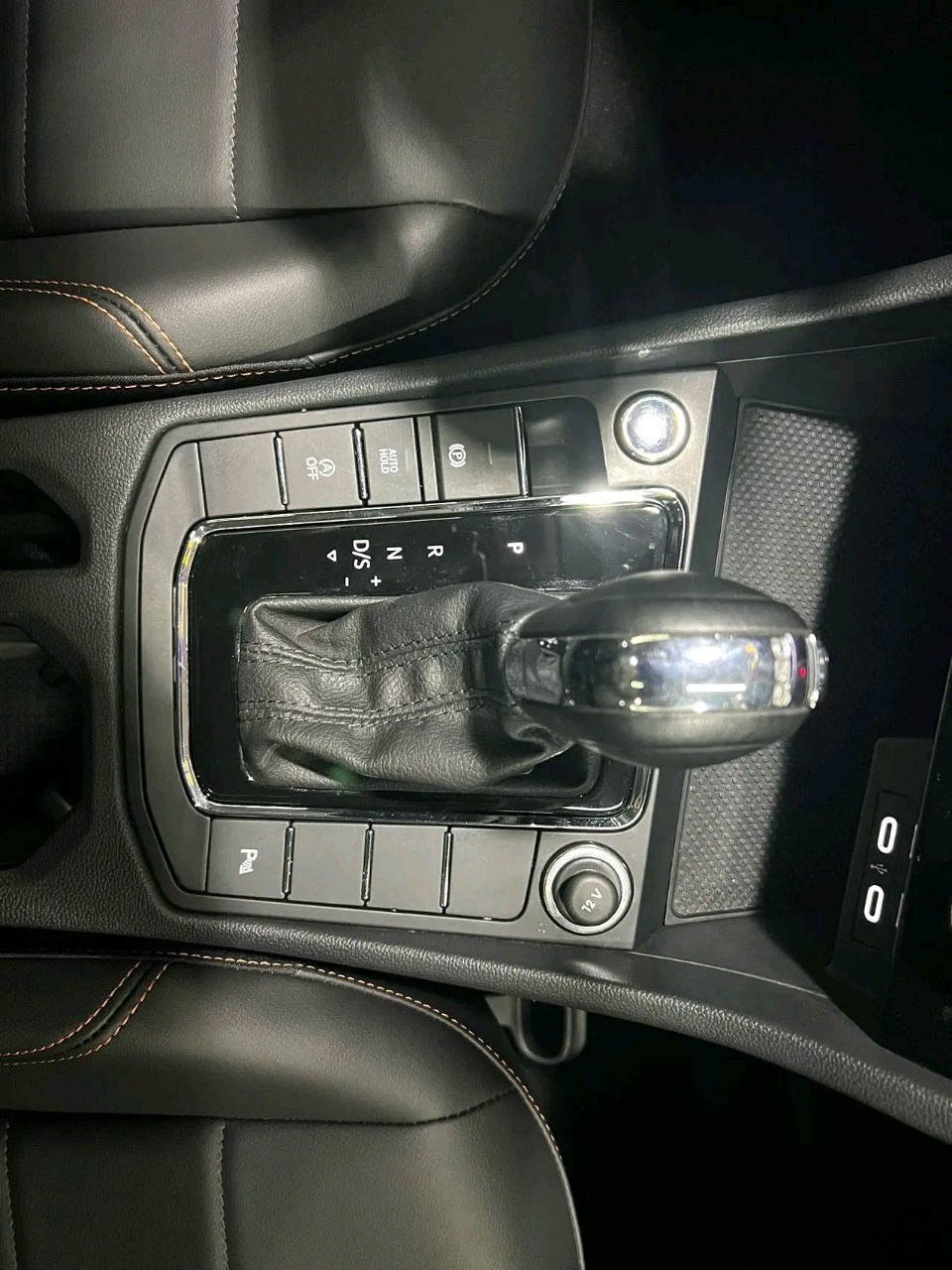 Volkswagen Bora interior view 7 - used sedan for export from China