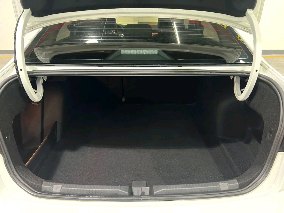 Volkswagen Bora interior view 8 - used sedan for export from China